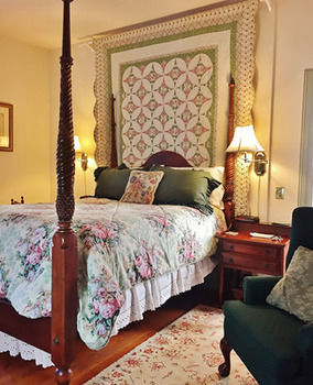 Inn At The Canal Bed & Breakfast Chesapeake City Exterior photo