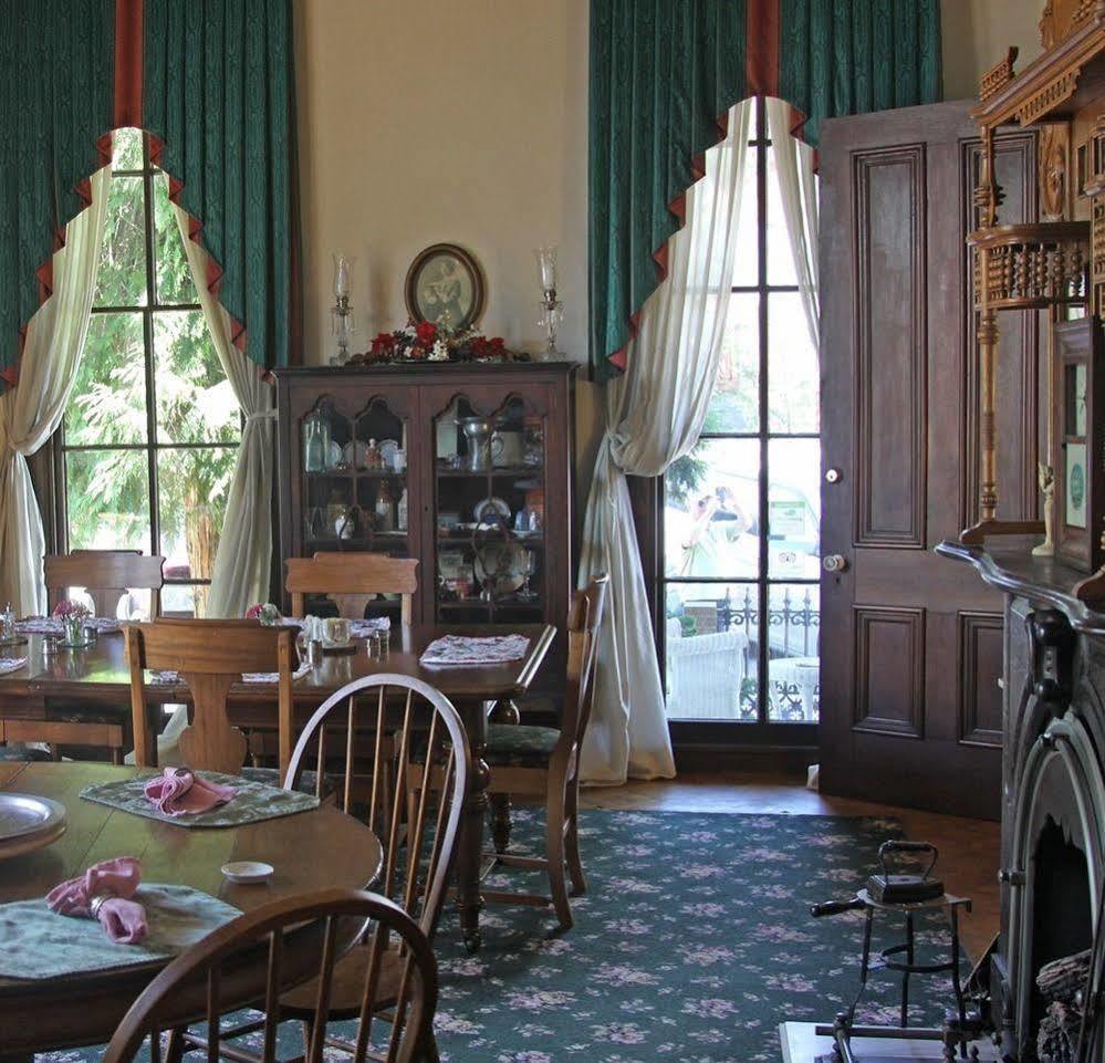 Inn At The Canal Bed & Breakfast Chesapeake City Exterior photo